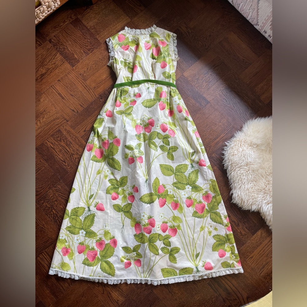 Thrilling 70s maxi dress botanical strawberry print near deadstock condition